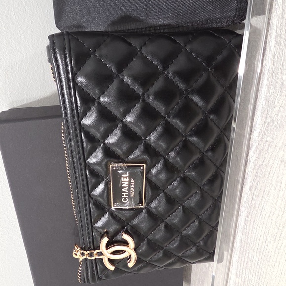 Chanel Black Quilted Women's zipper Wrislet/ Pouch. GWP - Picture 4 of 7